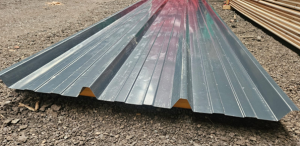 Sandwich-Dach 45/333 Detailaufnahme Blechdeckschicht 0,50/0,40 mm, Rückschnitt 10 cm