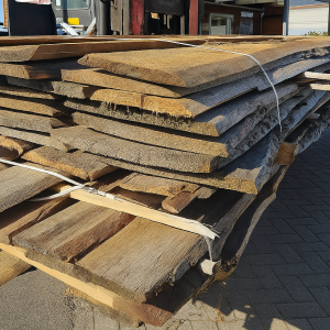 Sopo 02 Schwartenbretter aus Nadelholz, 4,5 m Länge, sägerau und naturbelassen, rustikal & nachhaltig, ideal für Garten- und Bauprojekte