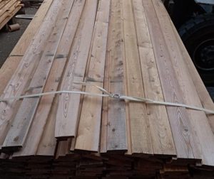 Nahaufnahme sibirische Lärche Wechselfalz Schalung 19x96 mm, gehobelt/strukturrau