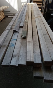 Nahaufnahme sägeraues Kantholz, Fichte, Tanne, Kiefer